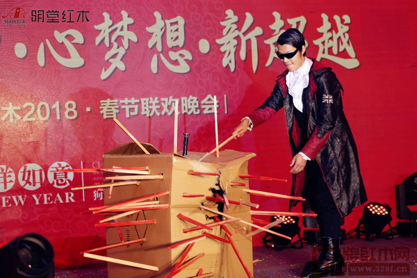 明堂紅木春節(jié)聯(lián)歡晚會(huì)上魔術(shù)表演 明堂紅木春節(jié)聯(lián)歡晚會(huì)上魔術(shù)表演