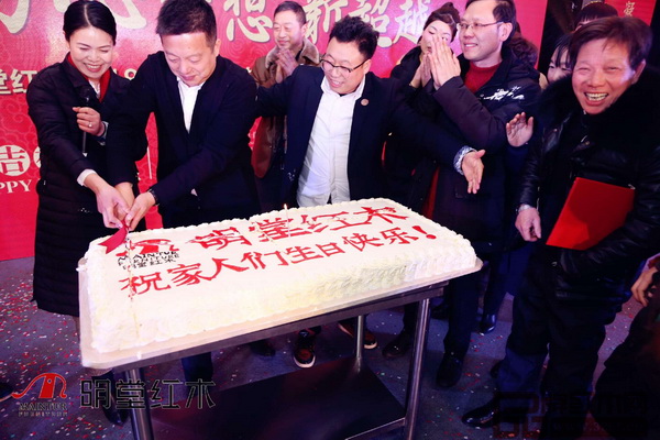 明堂紅木創(chuàng)始人張向榮攜手其夫人方楊燕女士為過(guò)生日員工切蛋糕 明堂紅木創(chuàng)始人張向榮攜手其夫人方楊燕女士為過(guò)生日員工切蛋糕