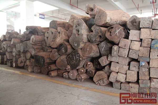 御乾堂紅木工廠內(nèi)儲存大批的老撾大紅酸枝原材
