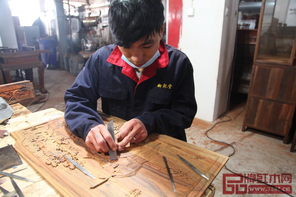 御乾堂紅木的工匠們傳承東陽木雕技法，堅持純手工雕花，用心對待每件產(chǎn)品