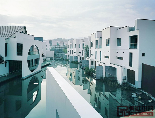 深圳萬科第五園除了建筑和家具是典型新中式風(fēng)格外，在軟裝配套上同樣追求風(fēng)格的一體化