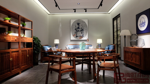 精心設(shè)計(jì)和搭配后的東遇專賣店,讓消費(fèi)者能真實(shí)感受到東遇的品牌實(shí)力和優(yōu)質(zhì)產(chǎn)品 精心設(shè)計(jì)和搭配后的東遇專賣店,讓消費(fèi)者能真實(shí)感受到東遇的品牌實(shí)力和優(yōu)質(zhì)產(chǎn)品