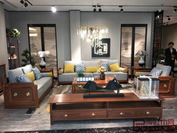 東遇專賣店注重美的營造,通過軟裝、燈飾等的巧妙搭配,打造有特色的家居環(huán)境 東遇專賣店注重美的營造,通過軟裝、燈飾等的巧妙搭配,打造有特色的家居環(huán)境