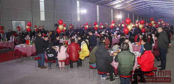 中信紅木2017年總結(jié)表彰大會暨迎春聯(lián)誼晚會現(xiàn)場,熱鬧不已 中信紅木2017年總結(jié)表彰大會暨迎春聯(lián)誼晚會現(xiàn)場,熱鬧不已