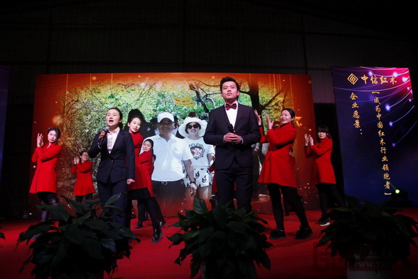 中信紅木員工代表帶來的歌舞表演《一起走》結(jié)束了整場晚會,祝愿所有家人能夠同心一起走 中信紅木員工代表帶來的歌舞表演《一起走》結(jié)束了整場晚會,祝愿所有家人能夠同心一起走