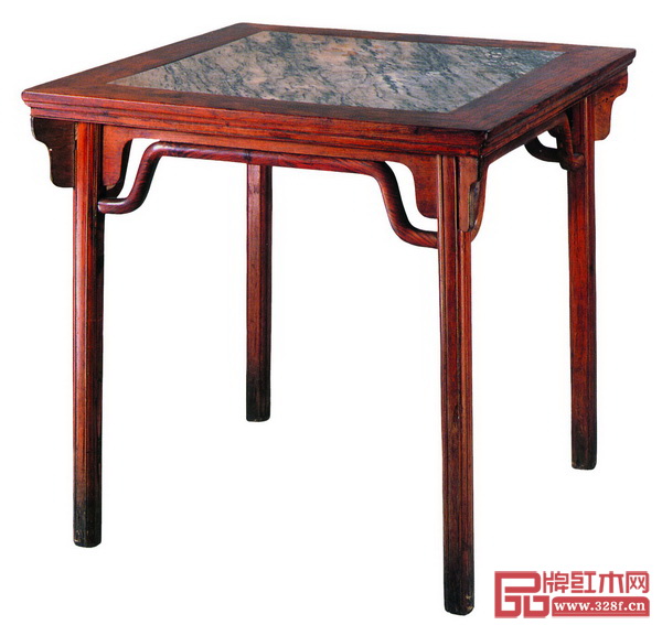 圖6_清早期 黃花梨一腿三牙方桌 長82厘米 寬82厘米 高81厘米 (選自上海博物館:《中國明清家具館》) 圖6_清早期 黃花梨一腿三牙方桌 長82厘米 寬82厘米 高81厘米 (選自上海博物館:《中國明清家具館》)