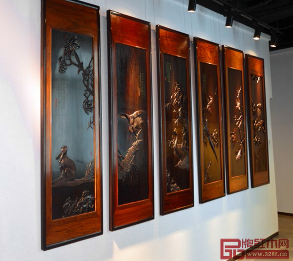 深圳絲翎檀雕是一種民間創(chuàng)新木雕技法，是運(yùn)用獨(dú)創(chuàng)的鐵筆絲翎技法、結(jié)合傳統(tǒng)木雕的工藝，將工筆國畫經(jīng)過再創(chuàng)造并以淺浮雕的形式立體呈現(xiàn)在檀木上的高端木雕藝術(shù)