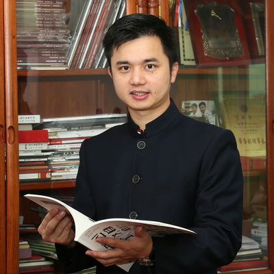 全聯(lián)民間文物藝術(shù)品商會(huì)藝術(shù)紅木家具專(zhuān)業(yè)委員會(huì)執(zhí)行會(huì)長(zhǎng)、弘木傳媒CEO林偉華： 