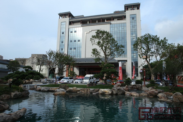 東莞國壽紅木藝術(shù)館外景(國壽紅木供圖) 東莞國壽紅木藝術(shù)館外景(國壽紅木供圖)