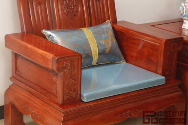 細(xì)致、考究的做工無(wú)不顯示著銘華紅木工匠們的技藝高超 細(xì)致、考究的做工無(wú)不顯示著銘華紅木工匠們的技藝高超