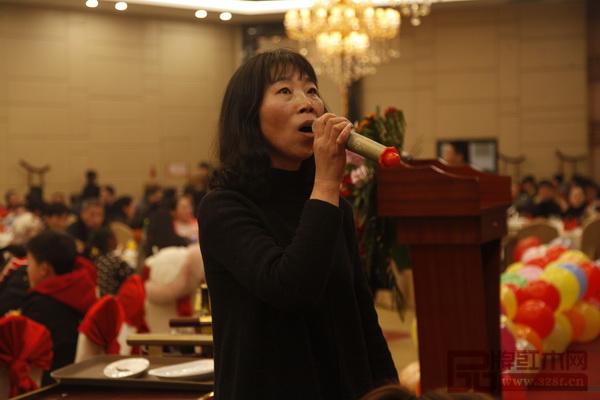 海強(qiáng)紅木員工歌聲動人 海強(qiáng)紅木員工歌聲動人