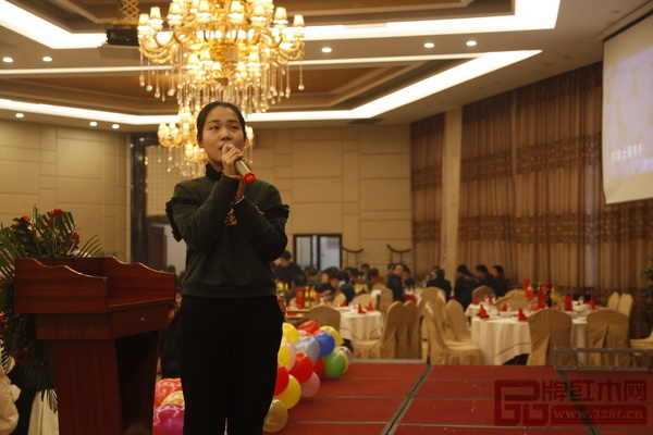 海強(qiáng)紅木員工家屬帶來優(yōu)美的歌曲 海強(qiáng)紅木員工家屬帶來優(yōu)美的歌曲