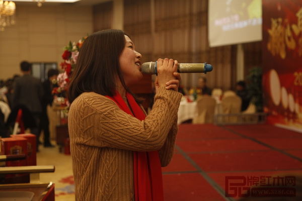 海強(qiáng)紅木員工家屬在晚宴現(xiàn)場獻(xiàn)歌 海強(qiáng)紅木員工家屬在晚宴現(xiàn)場獻(xiàn)歌