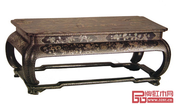 山水花卉紋嵌螺鈿加金銀片黑漆幾 山水花卉紋嵌螺鈿加金銀片黑漆幾