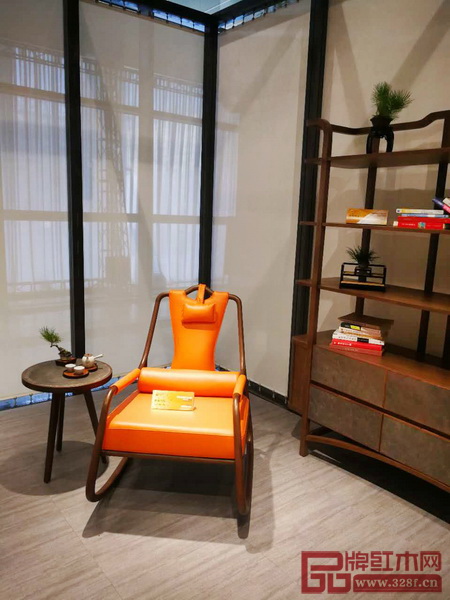 大量的中國設(shè)計師品牌把設(shè)計師對中國文化的某種氣質(zhì)的理解加入到當(dāng)代家具設(shè)計的創(chuàng)造當(dāng)中