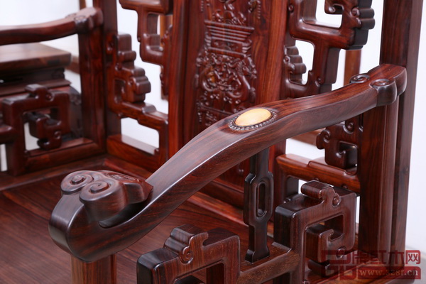 鴻運堂《如意卷書沙發(fā)》將“如意”融入家具設計中,寄托了美好愿景 鴻運堂《如意卷書沙發(fā)》將“如意”融入家具設計中,寄托了美好愿景