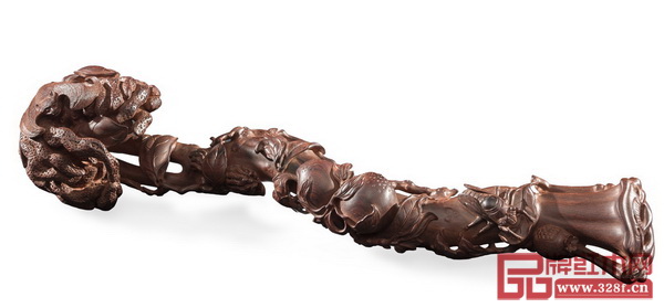 家中擺放木雕“如意”擺件，預示新的一年事事如意（區(qū)氏臻品供圖）