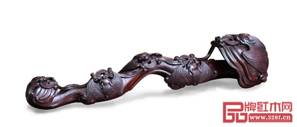 家中擺放木雕“如意”擺件，預示新的一年事事如意（區(qū)氏臻品供圖）