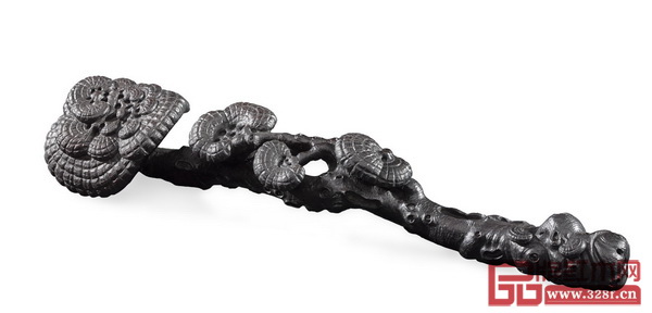 家中擺放木雕“如意”擺件,預示新的一年事事如意(區(qū)氏臻品供圖) 家中擺放木雕“如意”擺件,預示新的一年事事如意(區(qū)氏臻品供圖)