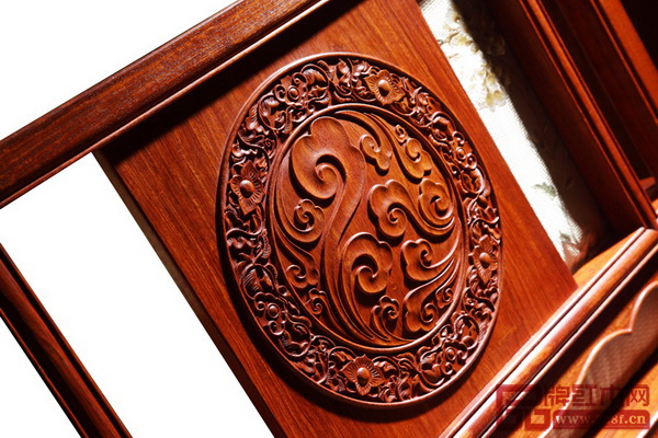 紅木家具雕刻細節(jié)包含了許多吉祥寓意(國壽紅木供圖) 紅木家具雕刻細節(jié)包含了許多吉祥寓意(國壽紅木供圖)