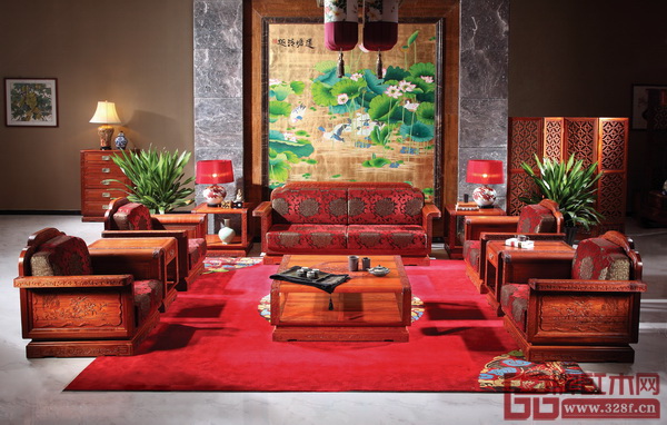 以紅色為基調的客廳地毯給人眼前一亮的感覺(國壽紅木供圖) 以紅色為基調的客廳地毯給人眼前一亮的感覺(國壽紅木供圖)