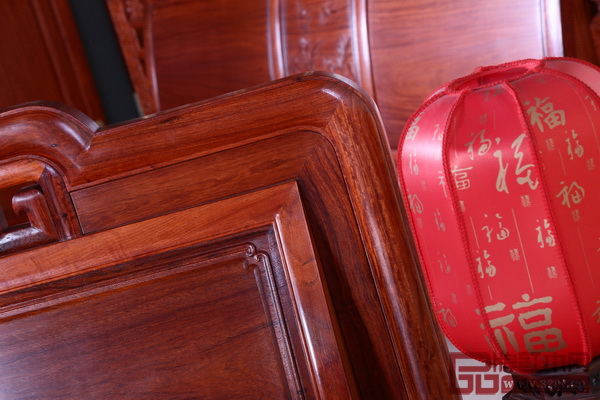 在床頭放置紅色燈籠樣式的臺燈,喜慶之余又不失中式韻味(一品居供圖) 在床頭放置紅色燈籠樣式的臺燈,喜慶之余又不失中式韻味(一品居供圖)