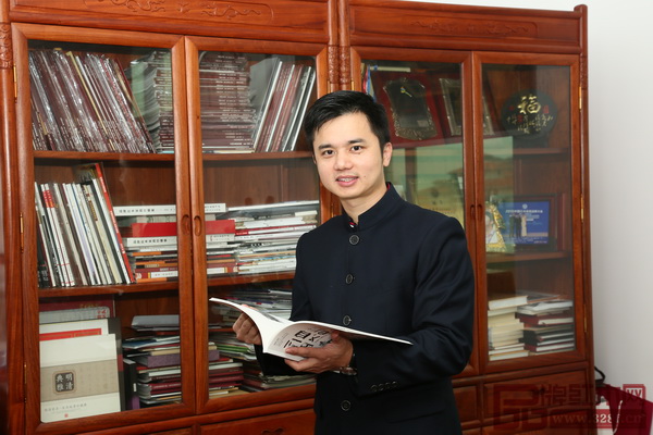 全商聯(lián)民間文物藝術(shù)品商會副會長、全聯(lián)藝術(shù)紅木家具專業(yè)委員會執(zhí)行會長兼秘書長、弘木傳媒CEO林偉華 全商聯(lián)民間文物藝術(shù)品商會副會長、全聯(lián)藝術(shù)紅木家具專業(yè)委員會執(zhí)行會長兼秘書長、弘木傳媒CEO林偉華