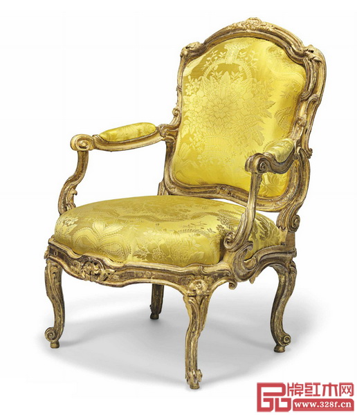 這兩張路易十五式鎏金裝飾王后扶手椅，均為典型的洛可可風(fēng)格。腿部呈“S”型，腳端雕刻成旋渦形，與中國(guó)明清家具的外翻馬蹄紋神似
