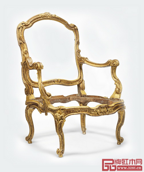 這兩張路易十五式鎏金裝飾王后扶手椅，均為典型的洛可可風(fēng)格。腿部呈“S”型，腳端雕刻成旋渦形，與中國(guó)明清家具的外翻馬蹄紋神似