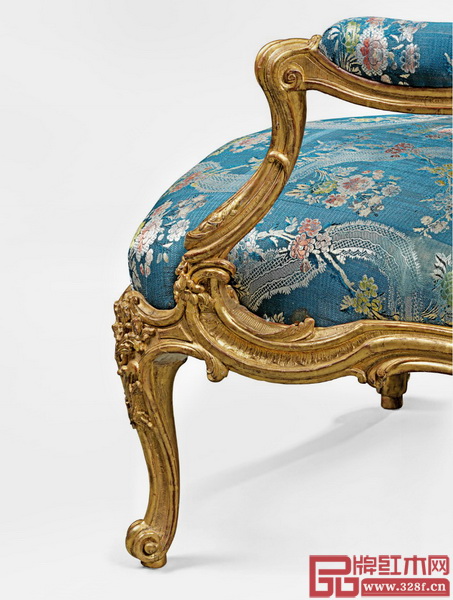 這兩張路易十五式鎏金裝飾王后扶手椅,均為典型的洛可可風(fēng)格。腿部呈“S”型,腳端雕刻成旋渦形,與中國(guó)明清家具的外翻馬蹄紋神似 這兩張路易十五式鎏金裝飾王后扶手椅,均為典型的洛可可風(fēng)格。腿部呈“S”型,腳端雕刻成旋渦形,與中國(guó)明清家具的外翻馬蹄紋神似