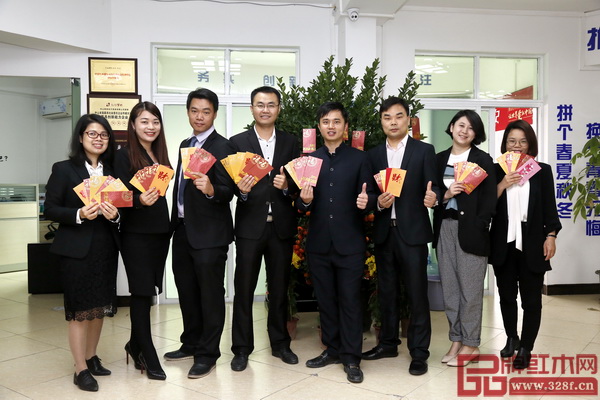 弘木傳媒CEO林偉華(右四)攜各部門負(fù)責(zé)人恭祝全國紅木家具企業(yè)開年大吉 弘木傳媒CEO林偉華(右四)攜各部門負(fù)責(zé)人恭祝全國紅木家具企業(yè)開年大吉