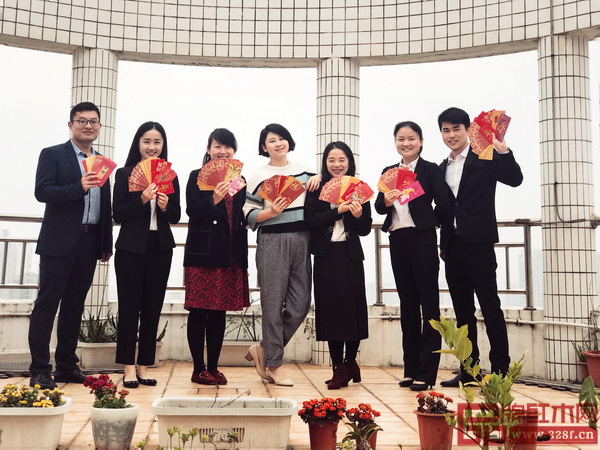 弘木傳媒策劃部全體員工恭祝全國紅木家具企業(yè)生意興隆,2018年繼續(xù)做更有針對(duì)性的紅木品牌策劃 弘木傳媒策劃部全體員工恭祝全國紅木家具企業(yè)生意興隆,2018年繼續(xù)做更有針對(duì)性的紅木品牌策劃