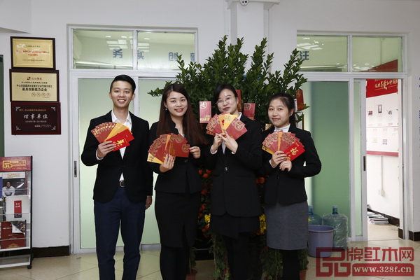 弘木傳媒行政部員工恭祝全國紅木家具企業(yè)金玉滿堂,2018年繼續(xù)做好后勤保障工作 弘木傳媒行政部員工恭祝全國紅木家具企業(yè)金玉滿堂,2018年繼續(xù)做好后勤保障工作