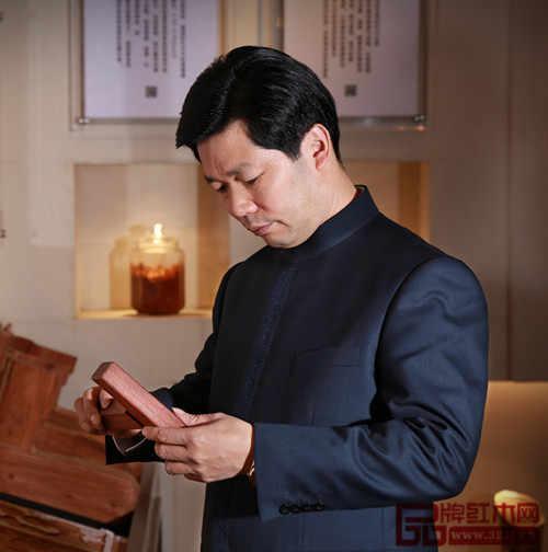 中國傳統(tǒng)工藝大師中山東成紅木董事長張錫復(fù)