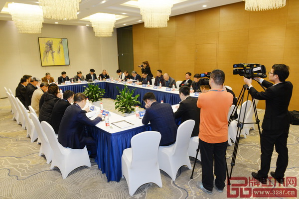 全聯(lián)藝術(shù)紅木家具專業(yè)委員會主席團(tuán)、專家團(tuán)二次工作會議現(xiàn)場 全聯(lián)藝術(shù)紅木家具專業(yè)委員會主席團(tuán)、專家團(tuán)二次工作會議現(xiàn)場