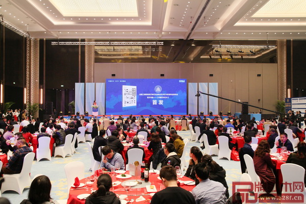 全聯(lián)藝術(shù)紅木家具專業(yè)委員會官方刊物《中國藝術(shù)紅木》在年會上舉行了首發(fā)儀式 全聯(lián)藝術(shù)紅木家具專業(yè)委員會官方刊物《中國藝術(shù)紅木》在年會上舉行了首發(fā)儀式