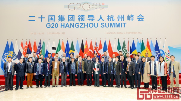 第七屆中國紅木家具品牌大會部分重要嘉賓在G20峰會舉辦地合影留念,寓意紅木家具借G20之勢走向國際化 第七屆中國紅木家具品牌大會部分重要嘉賓在G20峰會舉辦地合影留念,寓意紅木家具借G20之勢走向國際化