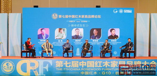 第二輪論壇以“新中式在右”為主題,由中央電視臺著名主持人趙保樂主持,原亞洲家具聯(lián)合會會長林作新(左三)、教育部《家具設(shè)計(jì)與制造》專業(yè)帶頭人彭亮(右三)、中山市家具商會會長吳赤宇(左二)、全聯(lián)藝術(shù)紅木家具專業(yè)委員會主席團(tuán)主席李忠信(右二)、全聯(lián)藝術(shù)紅木家具專業(yè)委員會執(zhí)行會長林偉華(右一)圍繞新中式家具進(jìn)行探討 第二輪論壇以“新中式在右”為主題,由中央電視臺著名主持人趙保樂主持,原亞洲家具聯(lián)合會會長林作新(左三)、教育部《家具設(shè)計(jì)與制造》專業(yè)帶頭人彭亮(右三)、中山市家具商會會長吳赤宇(左二)、全聯(lián)藝術(shù)紅木家具專業(yè)委員會主席團(tuán)主席李忠信(右二)、全聯(lián)藝術(shù)紅木家具專業(yè)委員會執(zhí)行會長林偉華(右一)圍繞新中式家具進(jìn)行探討