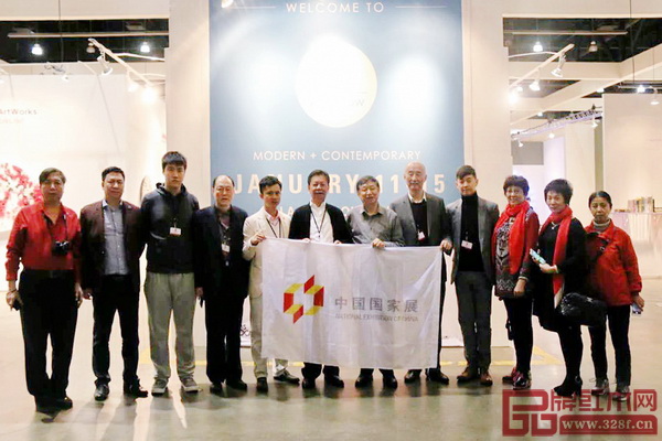 全國工商聯(lián)第十一屆執(zhí)委、全聯(lián)民間文物藝術(shù)品商會特邀會長、全聯(lián)藝術(shù)紅木家具專業(yè)委員會會長宋建文(右六)、全聯(lián)藝術(shù)紅木家具專業(yè)委員會執(zhí)行會長林偉華(左五)與中國傳統(tǒng)工藝大師邵湘文( 右五) 、陳國壽(左六)受邀參加第22屆美國洛杉磯藝術(shù)博覽會中國國家展 全國工商聯(lián)第十一屆執(zhí)委、全聯(lián)民間文物藝術(shù)品商會特邀會長、全聯(lián)藝術(shù)紅木家具專業(yè)委員會會長宋建文(右六)、全聯(lián)藝術(shù)紅木家具專業(yè)委員會執(zhí)行會長林偉華(左五)與中國傳統(tǒng)工藝大師邵湘文( 右五) 、陳國壽(左六)受邀參加第22屆美國洛杉磯藝術(shù)博覽會中國國家展