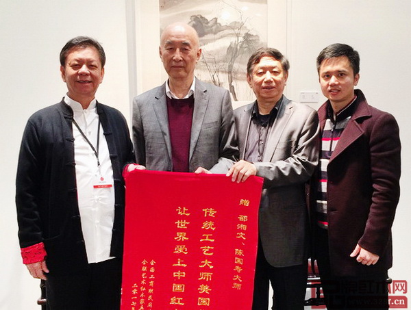 全國工商聯(lián)第十一屆執(zhí)委、全聯(lián)民間文物藝術(shù)品商會特邀會長、全聯(lián)藝術(shù)紅木家具專業(yè)委員會會長宋建文(右二),全聯(lián)藝術(shù)紅木家具專業(yè)委員會執(zhí)行會長林偉華(右一)為兩位中國傳統(tǒng)工藝大師邵湘文(左二)、陳國壽贈送錦旗并合影留念 全國工商聯(lián)第十一屆執(zhí)委、全聯(lián)民間文物藝術(shù)品商會特邀會長、全聯(lián)藝術(shù)紅木家具專業(yè)委員會會長宋建文(右二),全聯(lián)藝術(shù)紅木家具專業(yè)委員會執(zhí)行會長林偉華(右一)為兩位中國傳統(tǒng)工藝大師邵湘文(左二)、陳國壽贈送錦旗并合影留念