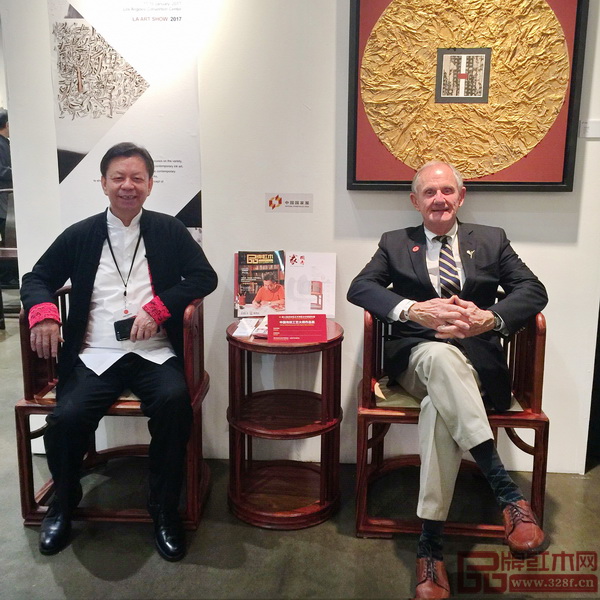 美國藝術(shù)圈的名流及好萊塢明星爭相試坐大師作品及與兩位紅木大師合影留念 美國藝術(shù)圈的名流及好萊塢明星爭相試坐大師作品及與兩位紅木大師合影留念