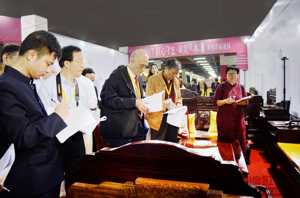紅木家具專家學(xué)者、業(yè)內(nèi)人士在2017“匠心守藝·最美紅木”評選現(xiàn)場鑒定參評作品并現(xiàn)場打分 紅木家具專家學(xué)者、業(yè)內(nèi)人士在2017“匠心守藝·最美紅木”評選現(xiàn)場鑒定參評作品并現(xiàn)場打分