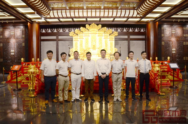 全聯(lián)藝術(shù)紅木家具專業(yè)委員會專家顧問李凱夫(右三)、全聯(lián)藝術(shù)紅木家具專業(yè)委員會執(zhí)行會長林偉華(左二),全聯(lián)藝術(shù)紅木家具專業(yè)委員會主席團(tuán)單位——中山區(qū)氏臻品董事長區(qū)勝春(左四)、總經(jīng)理區(qū)錦澤(右二),東莞國壽紅木副董事長陳淦凡(左三)、副總經(jīng)理王耀佳(左一)與廣州永華紅木副總經(jīng)理邱志坤(右四)、陳國偉(右一)在永華紅木藝術(shù)館內(nèi)合影留念 全聯(lián)藝術(shù)紅木家具專業(yè)委員會專家顧問李凱夫(右三)、全聯(lián)藝術(shù)紅木家具專業(yè)委員會執(zhí)行會長林偉華(左二),全聯(lián)藝術(shù)紅木家具專業(yè)委員會主席團(tuán)單位——中山區(qū)氏臻品董事長區(qū)勝春(左四)、總經(jīng)理區(qū)錦澤(右二),東莞國壽紅木副董事長陳淦凡(左三)、副總經(jīng)理王耀佳(左一)與廣州永華紅木副總經(jīng)理邱志坤(右四)、陳國偉(右一)在永華紅木藝術(shù)館內(nèi)合影留念