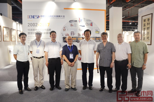 全國政協(xié)委員程路(右四),中山市政協(xié)主席丘樹宏(右三),中山市委常委陸維智(左三),中山職業(yè)技術(shù)學(xué)院黨組書記尹緒忠(右二),全聯(lián)藝術(shù)紅木家具專業(yè)委員會專家顧問、中國高等教育家具設(shè)計(jì)專業(yè)創(chuàng)始人、中國新中式文化研究院院長胡景初(左四),全聯(lián)藝術(shù)紅木家具專業(yè)委員會專家顧問、教育部教學(xué)改革示范專業(yè)“家具設(shè)計(jì)與制造”專業(yè)帶頭人彭亮(左二),全聯(lián)藝術(shù)紅木家具專業(yè)委員會執(zhí)行會長、弘木傳媒CEO林偉華(左一),中國(大涌)紅木文化博覽城董事長林孟禮(左一)在“15年新中式家具經(jīng)典作品展暨景初新中式家具書畫展”展區(qū)合影 全國政協(xié)委員程路(右四),中山市政協(xié)主席丘樹宏(右三),中山市委常委陸維智(左三),中山職業(yè)技術(shù)學(xué)院黨組書記尹緒忠(右二),全聯(lián)藝術(shù)紅木家具專業(yè)委員會專家顧問、中國高等教育家具設(shè)計(jì)專業(yè)創(chuàng)始人、中國新中式文化研究院院長胡景初(左四),全聯(lián)藝術(shù)紅木家具專業(yè)委員會專家顧問、教育部教學(xué)改革示范專業(yè)“家具設(shè)計(jì)與制造”專業(yè)帶頭人彭亮(左二),全聯(lián)藝術(shù)紅木家具專業(yè)委員會執(zhí)行會長、弘木傳媒CEO林偉華(左一),中國(大涌)紅木文化博覽城董事長林孟禮(左一)在“15年新中式家具經(jīng)典作品展暨景初新中式家具書畫展”展區(qū)合影
