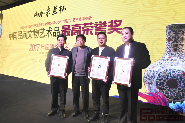 全國工商聯(lián)第十一屆執(zhí)委、全聯(lián)民間文物藝術(shù)品商會特邀會長、全聯(lián)藝術(shù)紅木家具專業(yè)委員會會長宋建文(左二)與三位中國傳統(tǒng)工藝大師:中山東成紅木董事長張錫復(fù)(左一)、東陽明堂紅木總經(jīng)理張向榮(右二)、北京太和木作董事長關(guān)毅(右一)合影 全國工商聯(lián)第十一屆執(zhí)委、全聯(lián)民間文物藝術(shù)品商會特邀會長、全聯(lián)藝術(shù)紅木家具專業(yè)委員會會長宋建文(左二)與三位中國傳統(tǒng)工藝大師:中山東成紅木董事長張錫復(fù)(左一)、東陽明堂紅木總經(jīng)理張向榮(右二)、北京太和木作董事長關(guān)毅(右一)合影