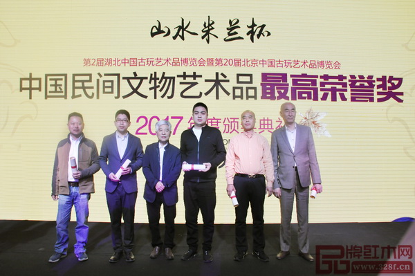 深圳泰和園《當(dāng)代君子竹節(jié)椅》榮登“2017年中國傳統(tǒng)工藝作品十大年度排行榜”,中國傳統(tǒng)工藝大師、深圳泰和園董事長邵湘文(右一)上臺接受表彰 深圳泰和園《當(dāng)代君子竹節(jié)椅》榮登“2017年中國傳統(tǒng)工藝作品十大年度排行榜”,中國傳統(tǒng)工藝大師、深圳泰和園董事長邵湘文(右一)上臺接受表彰