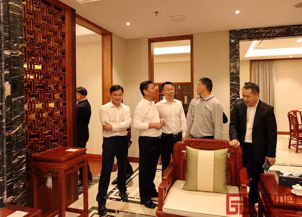 中國傳統(tǒng)工藝大師、國壽紅木董事長陳國壽，國壽紅木副董事長陳淦凡陪同一行人參觀國壽紅木藝術(shù)館