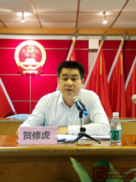 大涌鎮(zhèn)鎮(zhèn)長(zhǎng)賀修虎在會(huì)議上作工作指導(dǎo)及總結(jié)動(dòng)員發(fā)言 大涌鎮(zhèn)鎮(zhèn)長(zhǎng)賀修虎在會(huì)議上作工作指導(dǎo)及總結(jié)動(dòng)員發(fā)言