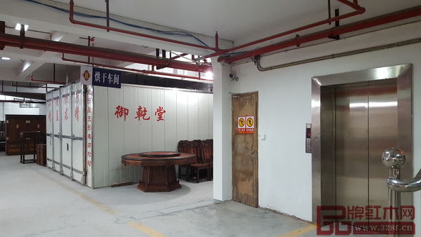 御乾堂紅木所有紅木產(chǎn)品都要經(jīng)過(guò)二次烘干處理,防止家具在干燥或潮濕環(huán)境下的開裂變形問(wèn)題 御乾堂紅木所有紅木產(chǎn)品都要經(jīng)過(guò)二次烘干處理,防止家具在干燥或潮濕環(huán)境下的開裂變形問(wèn)題