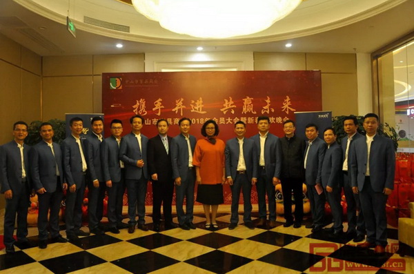 中山市家具商會(huì)“2018年會(huì)員大會(huì)暨新春聯(lián)歡晚會(huì)”嘉賓合影 中山市家具商會(huì)“2018年會(huì)員大會(huì)暨新春聯(lián)歡晚會(huì)”嘉賓合影